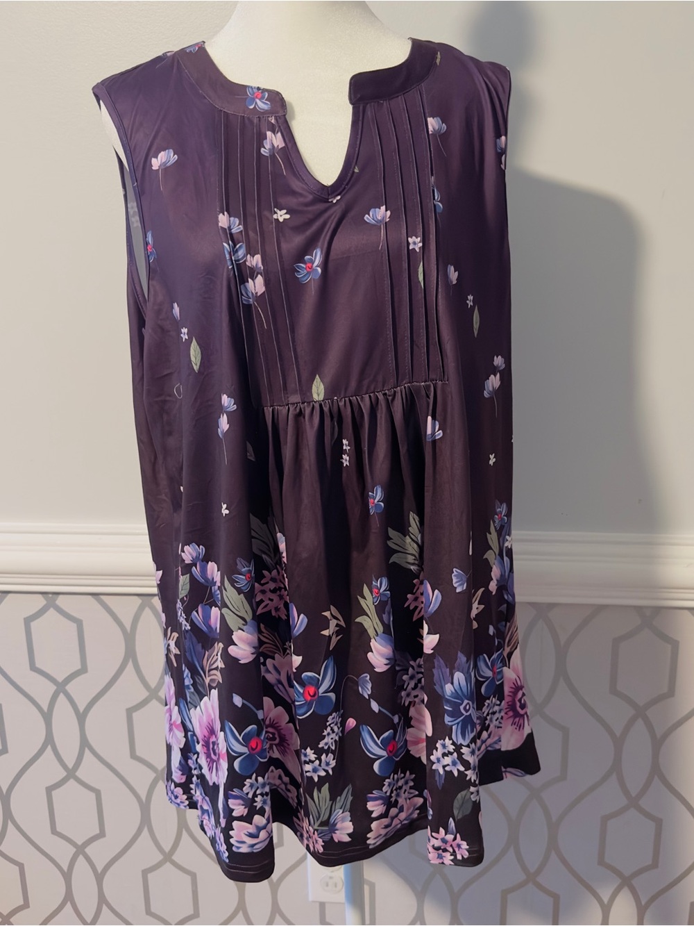 Unbranded Womans Summer Sleeveless Pull On Top Size 2XL Purple Floral V-Neck